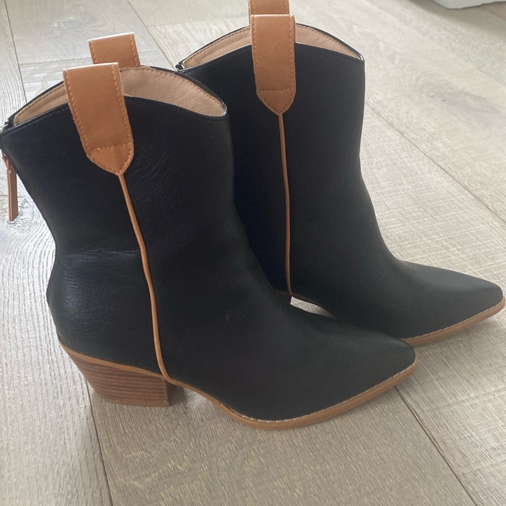 Oasis society black leather boots size 7.5 w tan trim